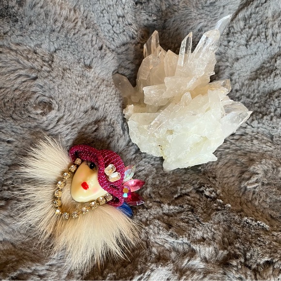 Vintage art deco porcelain and mink woman in pink hat brooch pin - Picture 6 of 13